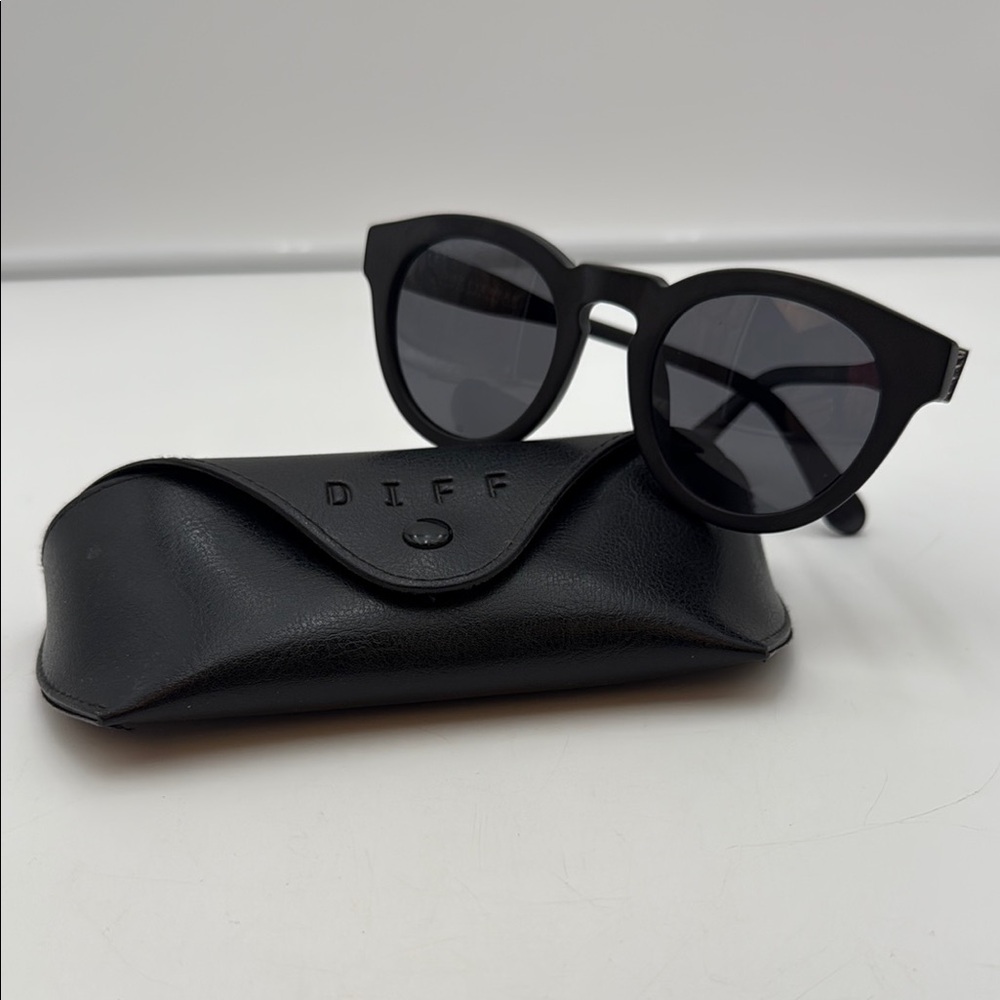 Diff Designer Round Sunglasses With Case - image 1
